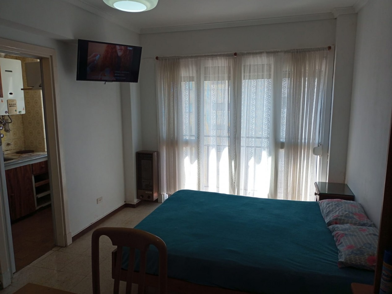 Departartamento de un ambiente equipado para cuatro personas 