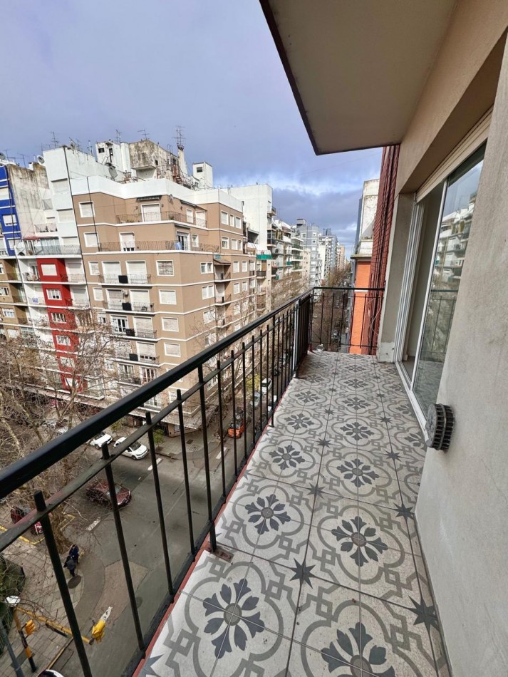 Exelente 2 ambientes a la calle con balcon corrido