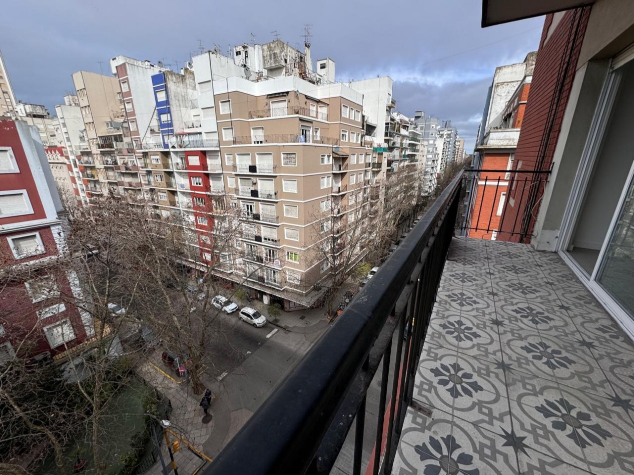 Exelente 2 ambientes a la calle con balcon corrido