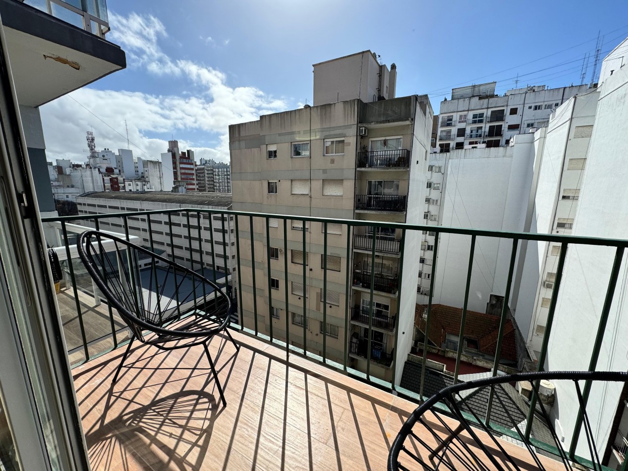 EXELENTE 2 AMBIENTES CON DEPENDENCIA MUY LUMINOSO Y AMOBLADO A LA CALLE CON BALCON SALIENTE
