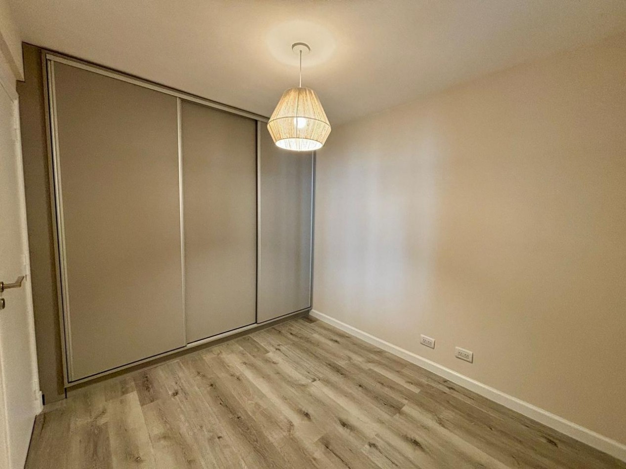 3 ambientes con dependencias de servicio y balcon terraza.