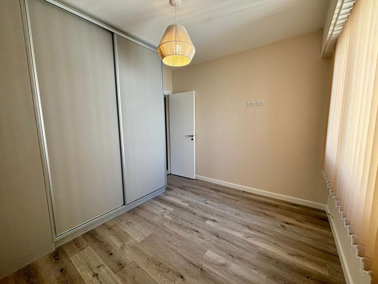 3 ambientes con dependencias de servicio y balcon terraza.