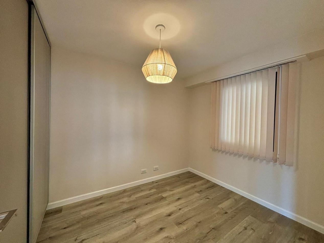 3 ambientes con dependencias de servicio y balcon terraza.