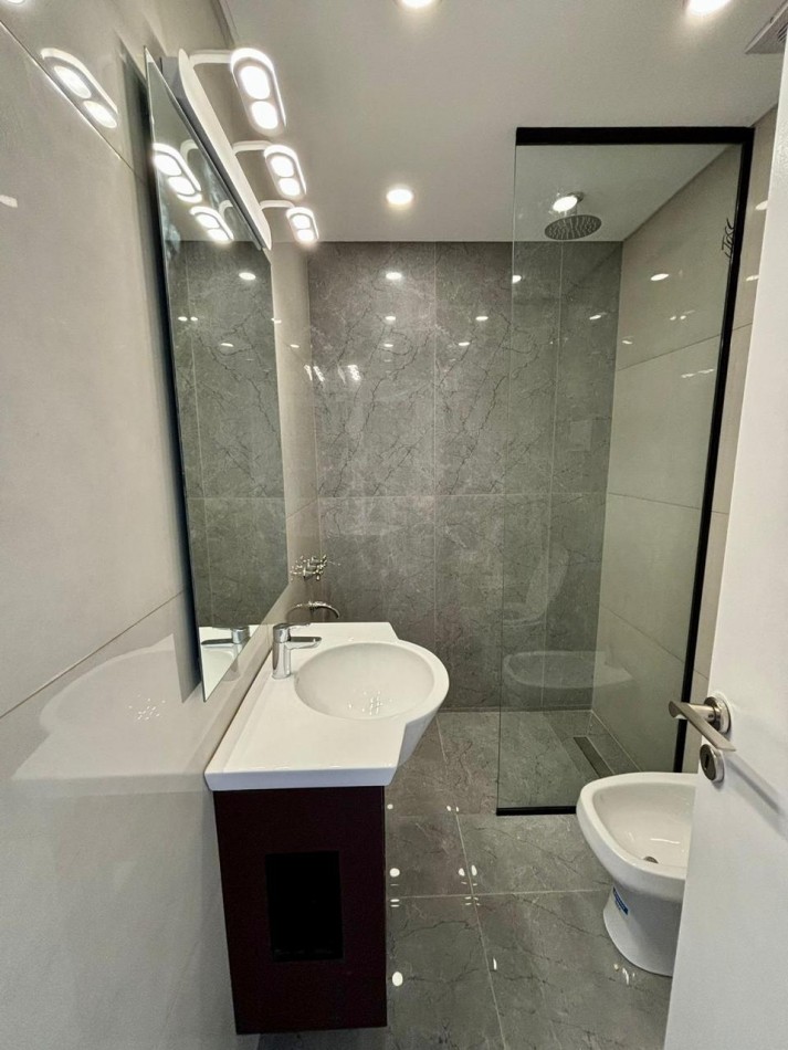3 ambientes con dependencias de servicio y balcon terraza.