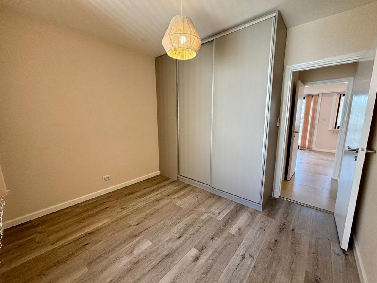 3 ambientes con dependencias de servicio y balcon terraza.