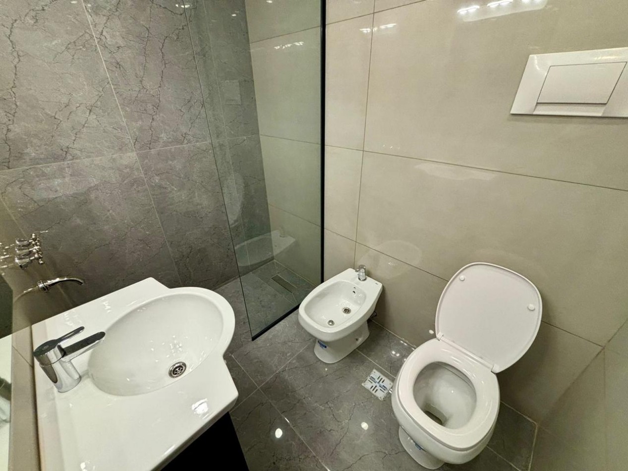 3 ambientes con dependencias de servicio y balcon terraza.