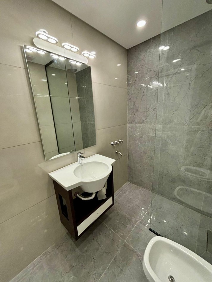 3 ambientes con dependencias de servicio y balcon terraza.