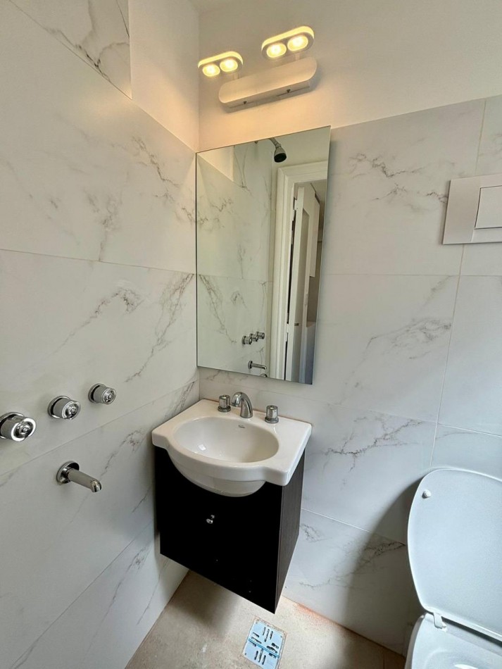 3 ambientes con dependencias de servicio y balcon terraza.