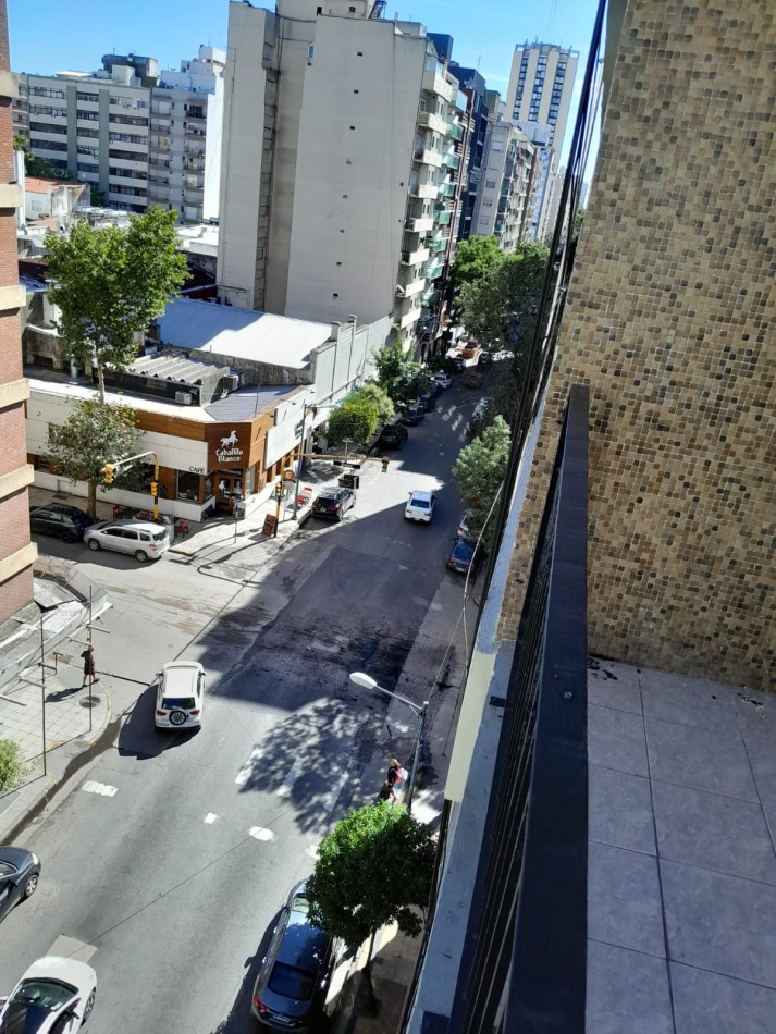 Dos ambientes a la calle con balcon saliente 