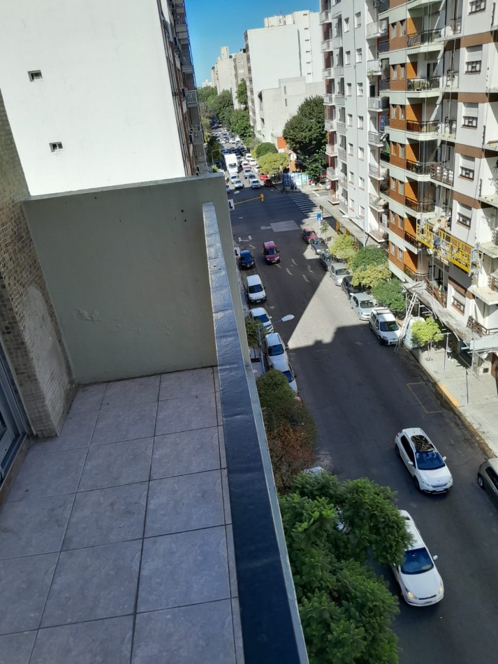 Dos ambientes a la calle con balcon saliente 