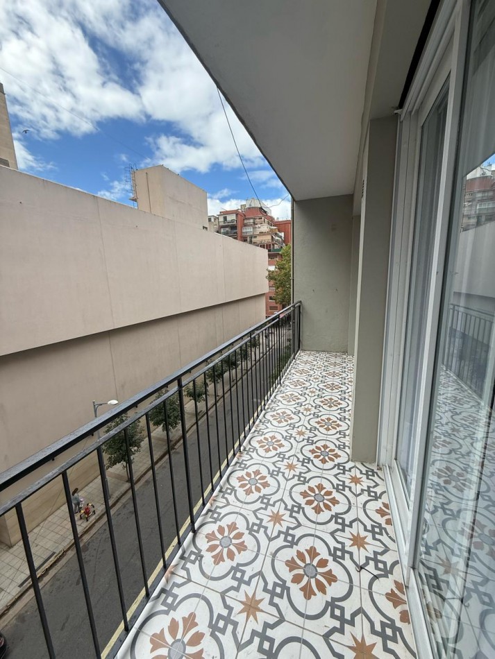 3 amb a la calle c/balcon corrido 