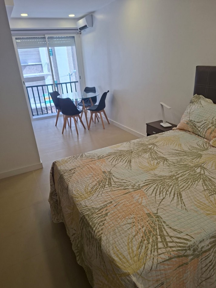 Departamento de un ambiente a la calle con balcon saliente con vista latera a Plaza Colon !!! 