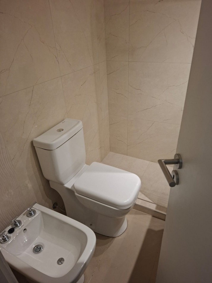 Departamento de un ambiente a la calle con balcon saliente con vista latera a Plaza Colon !!! 