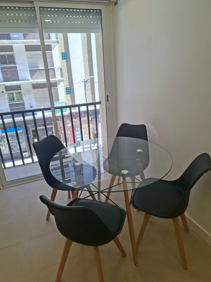 Departamento de un ambiente a la calle con balcon saliente con vista latera a Plaza Colon !!! 