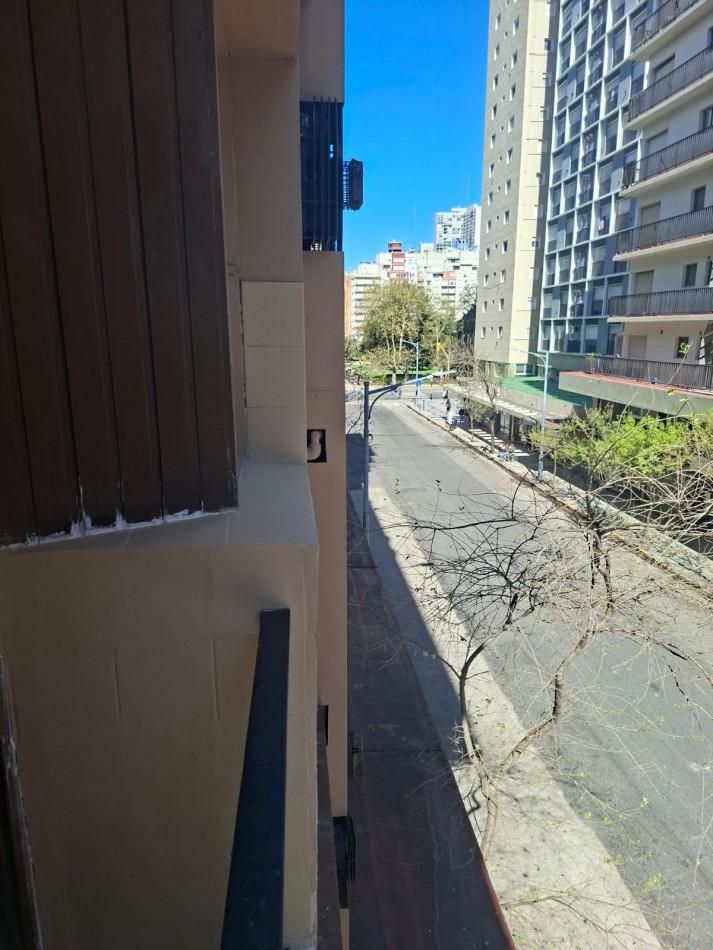 Departamento de un ambiente a la calle con balcon saliente con vista latera a Plaza Colon !!! 