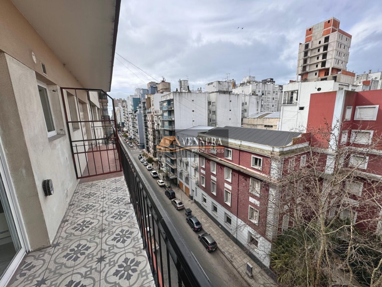 Exelente 2 ambientes a la calle con balcon corrido