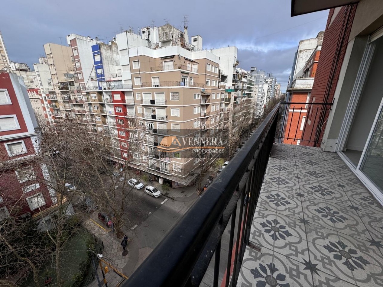 Exelente 2 ambientes a la calle con balcon corrido