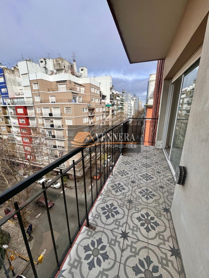 Exelente 2 ambientes a la calle con balcon corrido