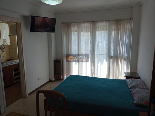 Departartamento de un ambiente equipado para cuatro personas