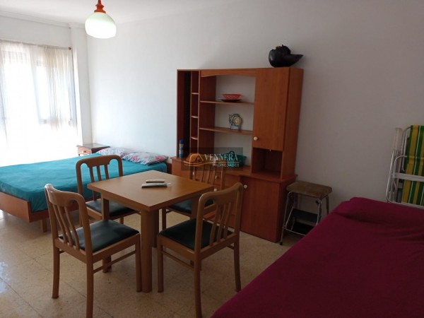 Departartamento de un ambiente equipado para cuatro personas