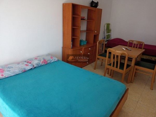 Departartamento de un ambiente equipado para cuatro personas