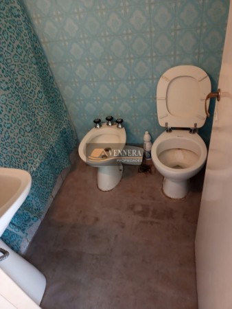 Departartamento de un ambiente equipado para cuatro personas
