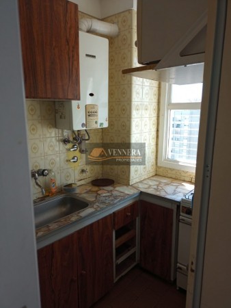 Departartamento de un ambiente equipado para cuatro personas