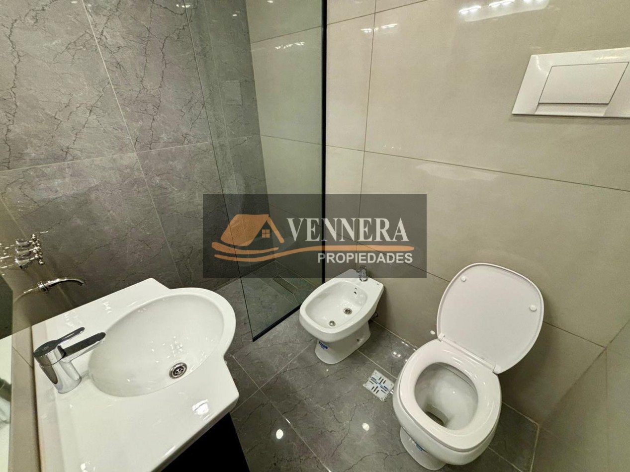3 ambientes con dependencias de servicio y balcon terraza.