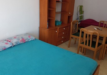 Departartamento de un ambiente equipado para cuatro personas 