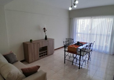 Dos ambientes a la calle con balcon saliente 