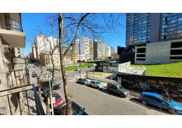 Hermoso dos ambientes a la calle con balcon saliente todo a nuevo !!!