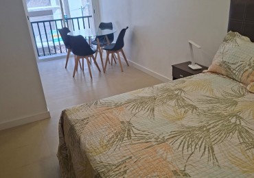 Departamento de un ambiente a la calle con balcon saliente con vista latera a Plaza Colon !!! 